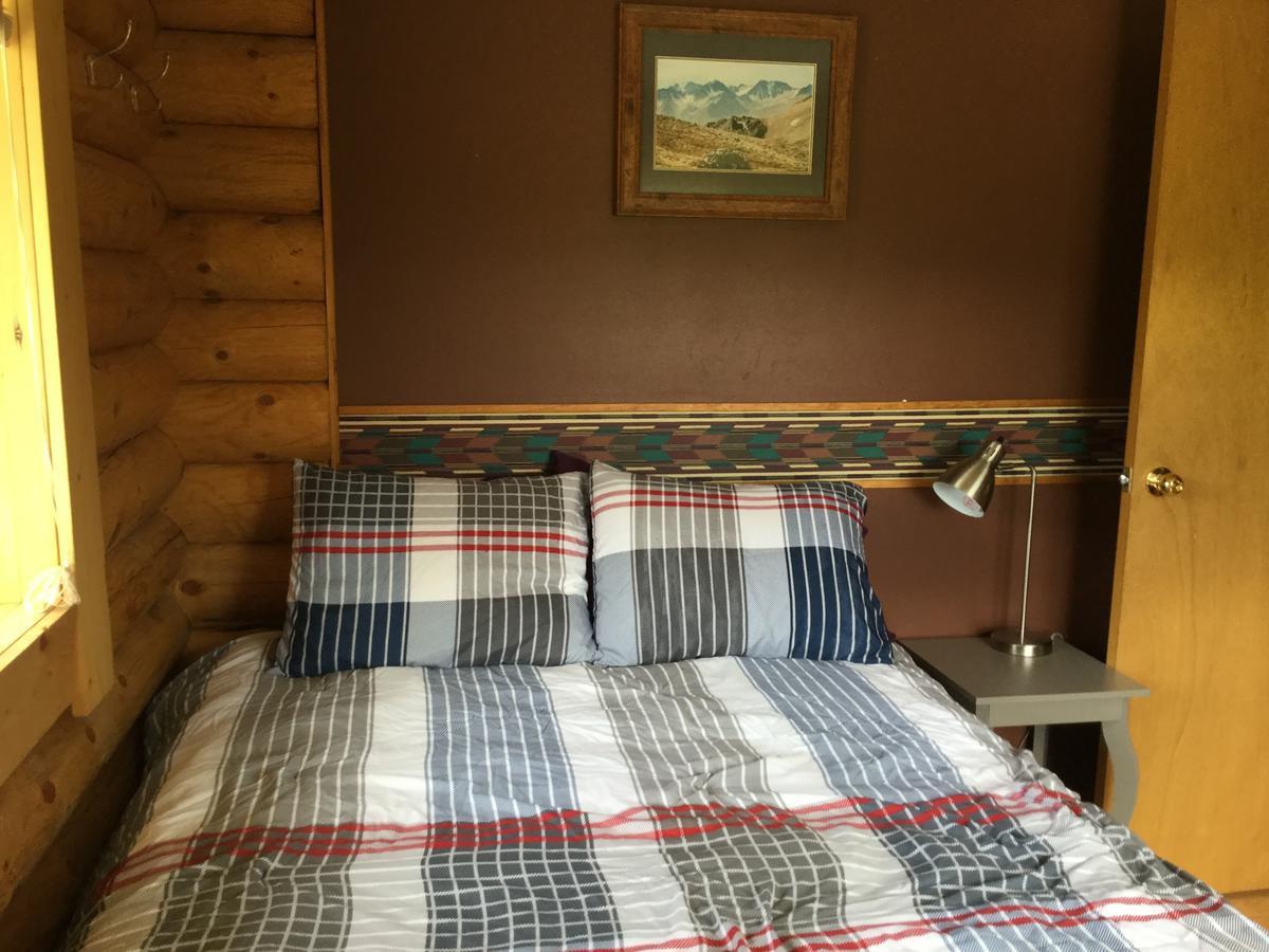 Folding Mountain B & B Fort Nelson Εξωτερικό φωτογραφία